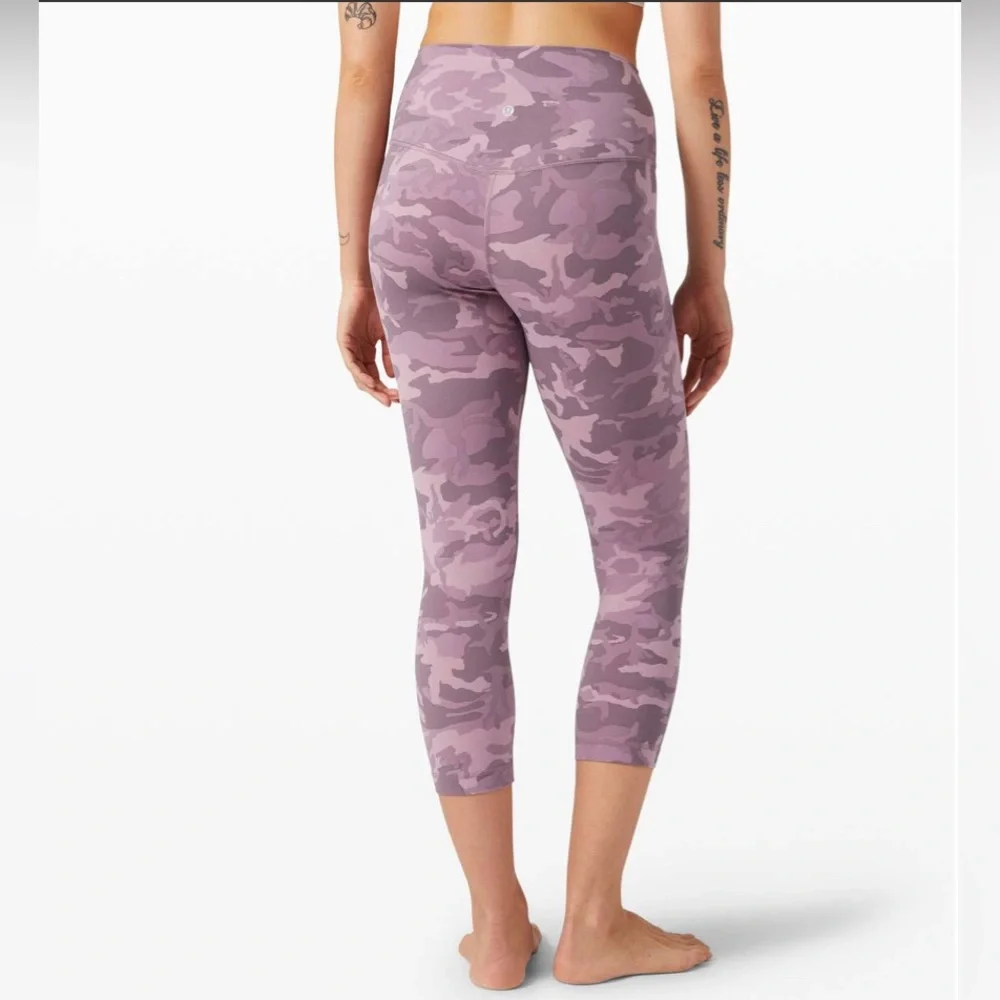 Lululemon Align Crop *21" Size 8 Incognito Camo Pink Taupe Multi - Picture 1 of 7